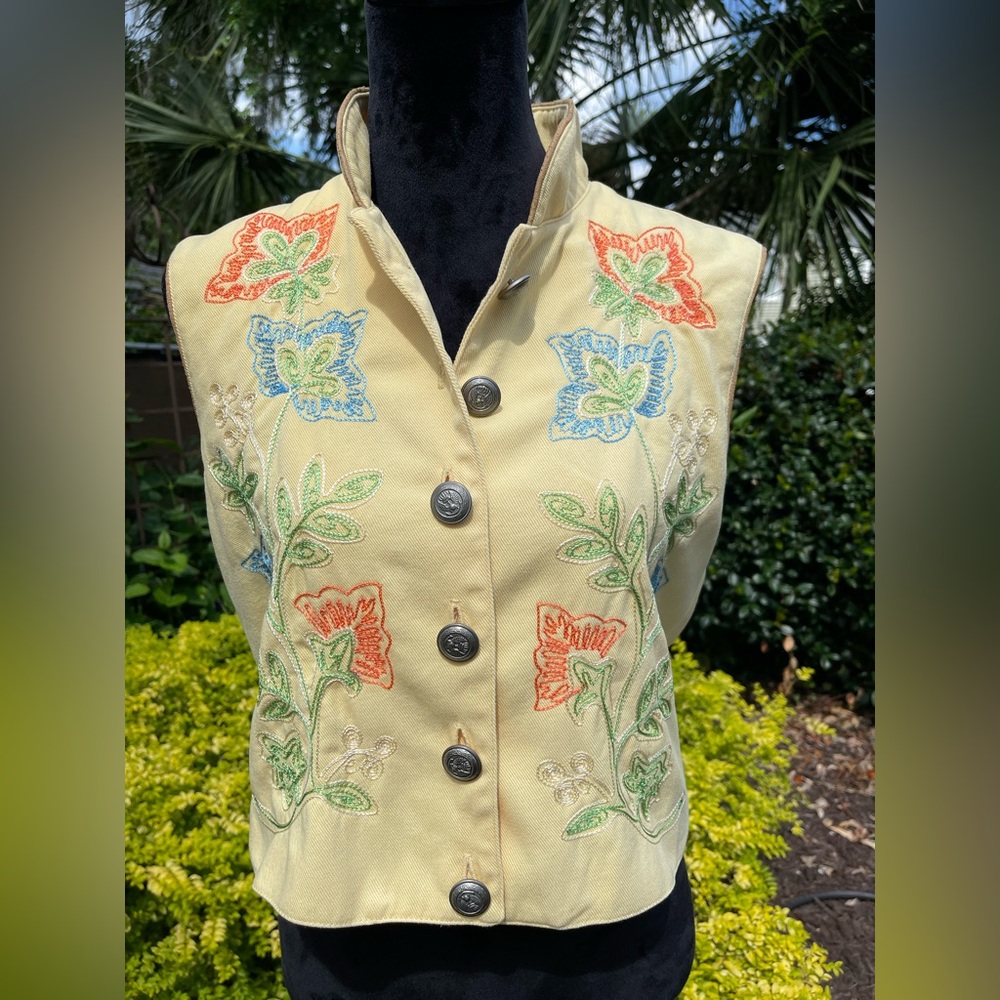 Embroidered Yellow Floral Sleeveless Vest - Picture 2 of 8